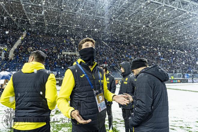 Pau Torres, bajo la nieve de Bérgamo (Foto: Villarreal CF).