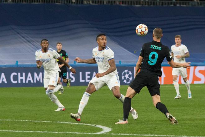 Éder Militao defiende a Dzeko en el Real Madrid-Inter (Foto: Cordon Press).