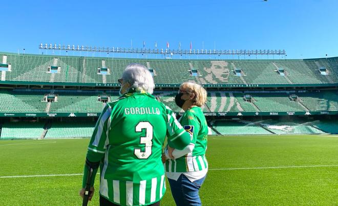 Pepa y Elena en el Benito Villamarín.