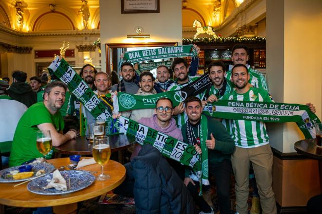 Aficionados béticos en un viaje (Foto: Javier Martín)