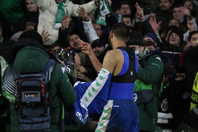 Borja Iglesias cumplió su promesa a este aficionado (Foto: Javier Martín)