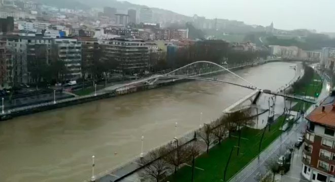 La borrasca 'Barra' amenaza este mes de diciembre de 2021 a la ría de Bilbao y a los vecinos de la capital vizcaína.
