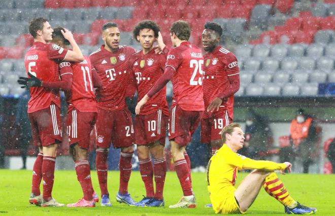 Los jugadores del Bayern celebran uno de los goles ante un abaitido Frenkie de Jong (Foto: Cordon P
