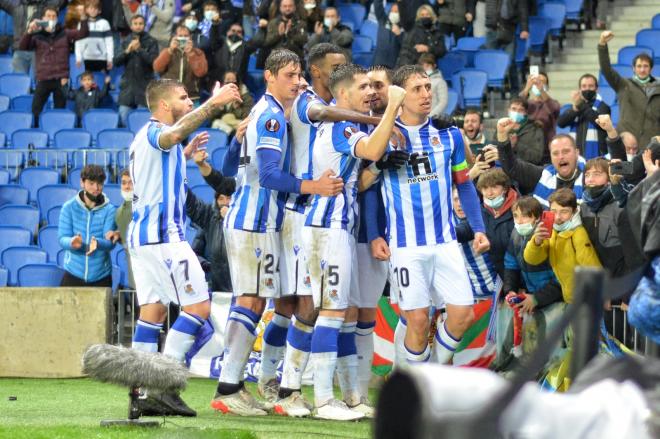 Los jugadores de la Real celebran el gol de Oyarzabal ante el PSV (Foto: Giovanni Batista)