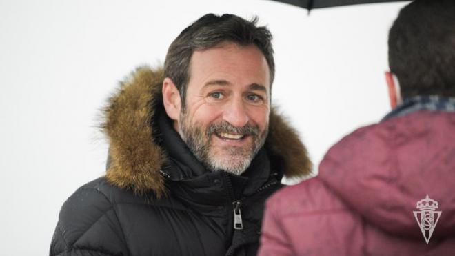 Thomas Christiansen, exjugador del Sporting, en su visita a Mareo (Foto: RSG).