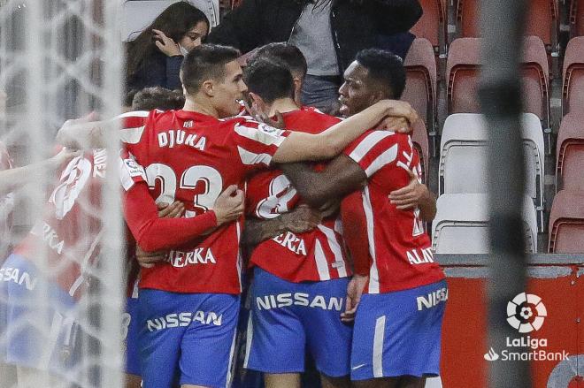 Celebración del gol de Pedro Díaz durante el Real Sporting-Huesca en El Molinón (Foto: LaLiga).