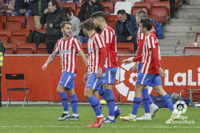 Celebración del gol de Pedro Díaz durante el Real Sporting-Huesca en El Molinón (Foto: LaLiga).