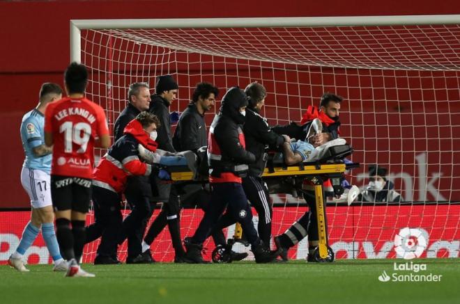 Santi Mina retirado en camilla (Foto: LaLiga).