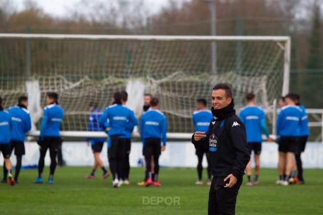 Borja Jiménez junto a sus jugadores en Abegondo (Foto: RCD).