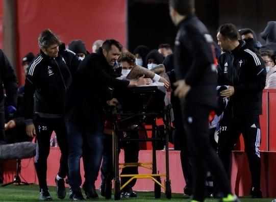 El beso de Coudet a Santi Mina en Mallorca (Foto: EFE).