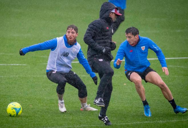 Marcelino salta por la pugna entre Iker Muniain y Oier Zarraga en Lezama (Foto: Athletic Club).