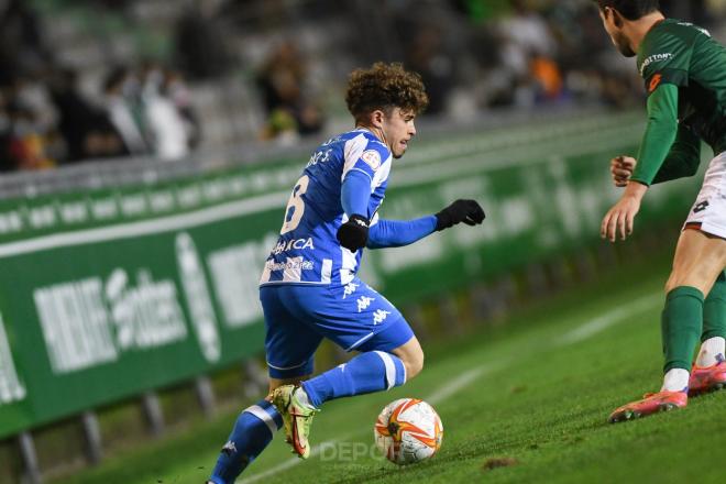 Soriano con el balón ante el Racing de Ferrol (Foto: RCD).