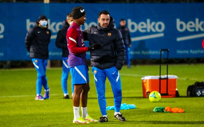 Xavi Hernández y Ansu Fati charlan en un entrenamiento del Barça (Foto: FCB).