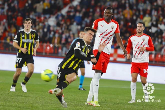 Francés juega la pelota ante Umar Sadiq durante el Almería-Real Zaragoza (Foto: LaLiga).