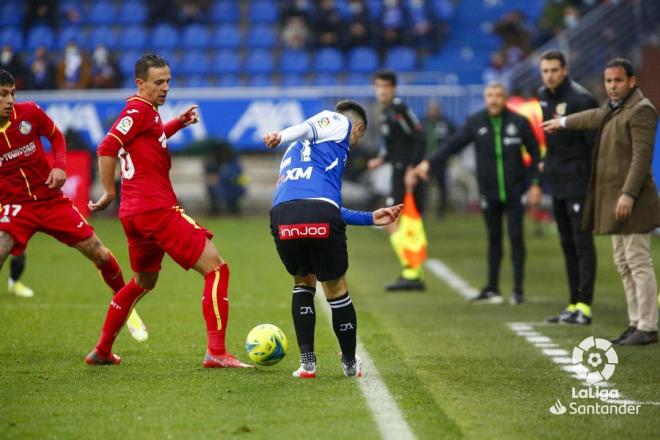 Martín despeja delante de Maksimovic en el Alavés-Getafe (Foto: LaLiga Santander).