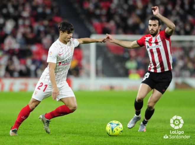 Lekue ante Óliver torres, del Sevilla, en la noche de San Mamés (Foto: LaLiga).