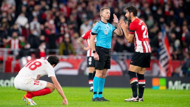 Raúl García protesta al árbitro ante el Sevilla en San Mamés (Foto: Athletic Club).