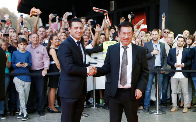 Bienvenida a Peter Lim en Mestalla tras comprar el Valencia CF.