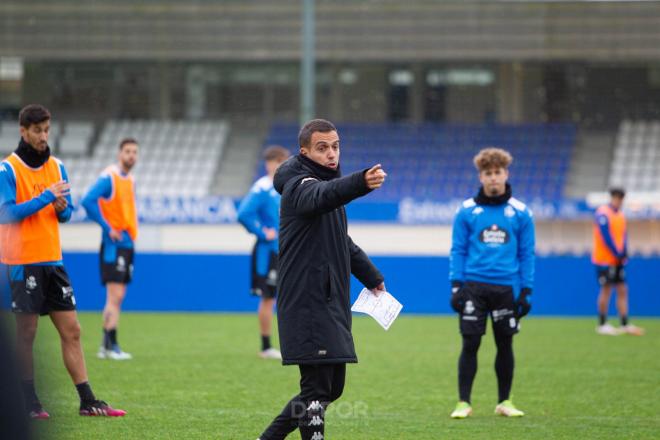 Borja Jiménez dando instrucciones a sus jugadores (Foto: RCD).