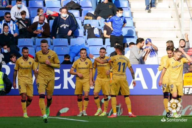 El Levante celebra un gol ante el Espanyol. (Foto: LaLiga)