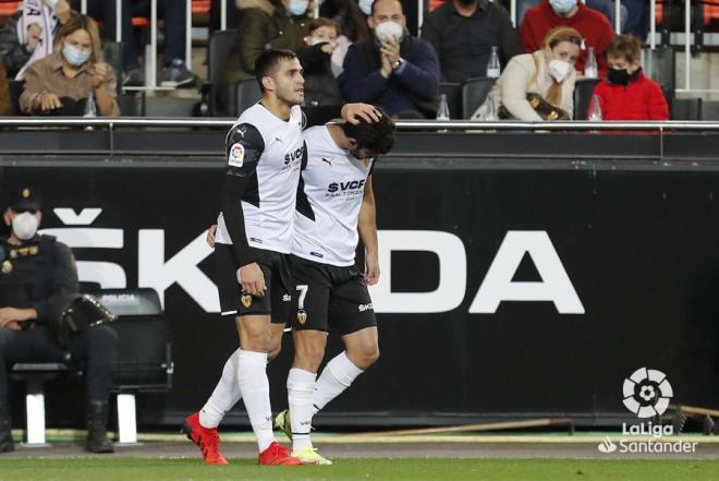 Guedes y Maxi Gómez celebran el gol en el Valencia - Elche (Foto: LaLiga)