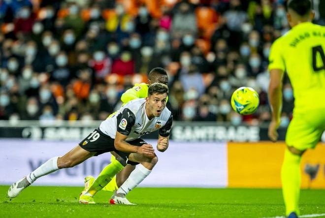 Hugo Duro remata un balón en el Valencia - Elche (Foto: Valencia CF)