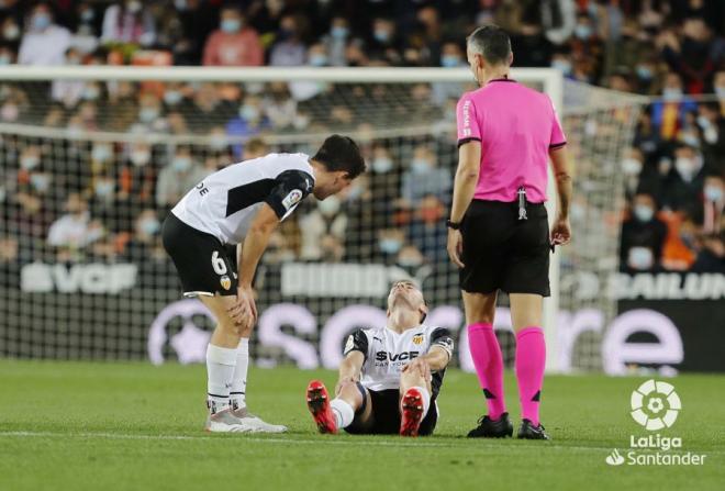 Hugo Guillamón se preocupa por Lato, lesionado en el Valencia - Elche (Foto: LaLiga)