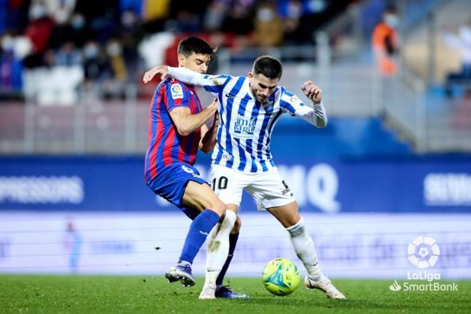 Jairo conduce un balón ante el Eibar (Foto: LaLiga).