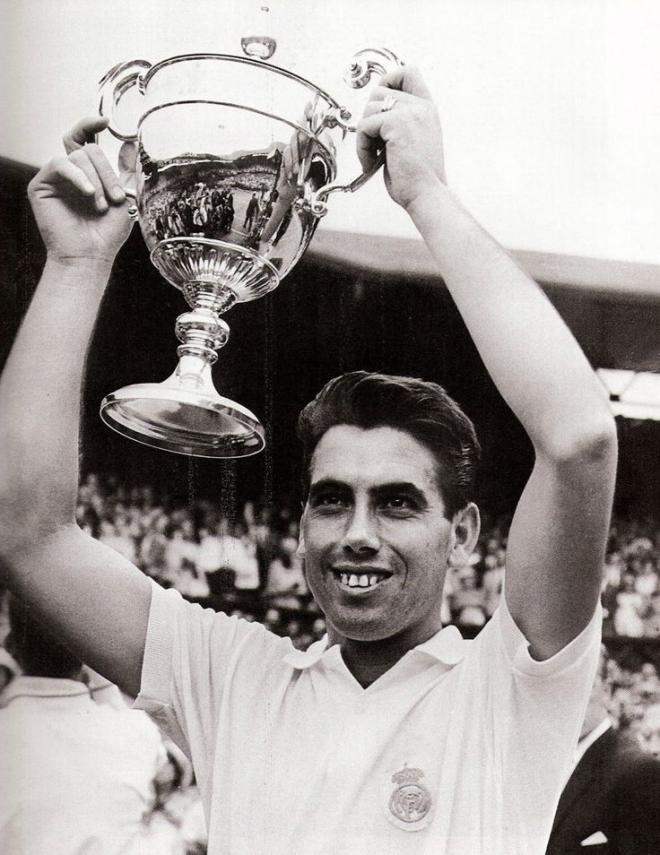 Manolo Santana celebra su victoria en Wimbledon con la camiseta del Real Madrid.