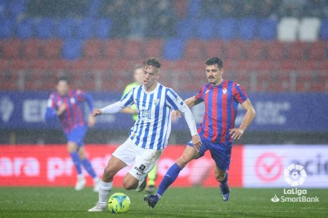 Paulino conduce un balón ante el Eibar (Foto: LaLiga).