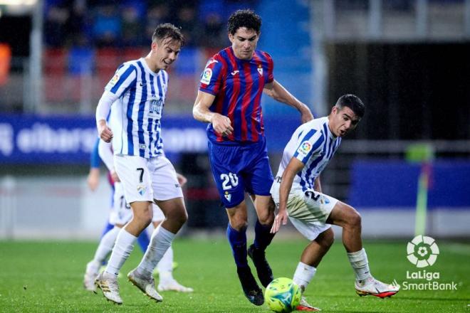 Víctor Gómez y Paulino, ante Blanco Leschuk en el Eibar-Málaga (Foto: LaLiga).