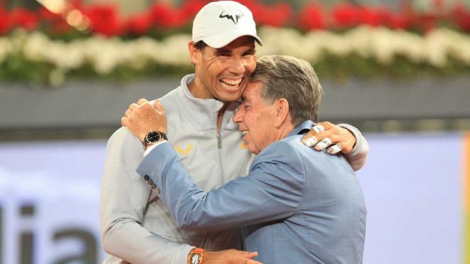 Abrazo entre Rafa Nadal y Manolo Santana (Foto: EFE).