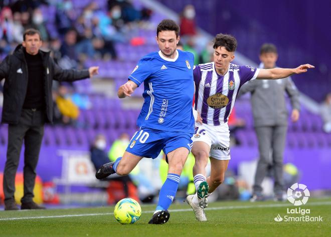 Álvaro Aguado presiona a Borja Sánchez durante el Real Valladolid-Real Oviedo en Zorrilla (Foto:
