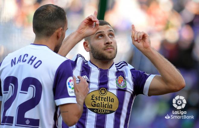 Shon Weissman celebra su gol durante el Real Valladolid-Real Oviedo en Zorrilla.