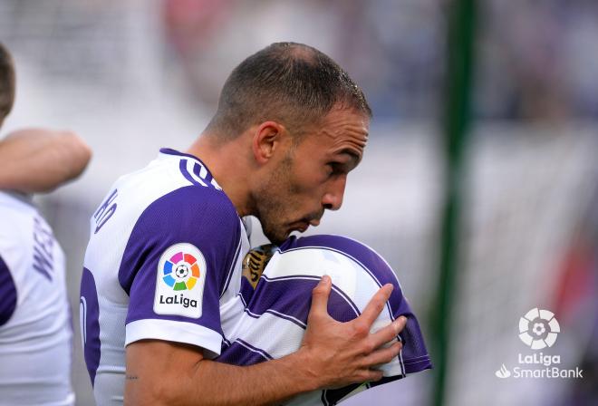 Nacho dedica su gol durante el Real Valladolid-Real Oviedo en Zorrilla (Foto: LaLiga).