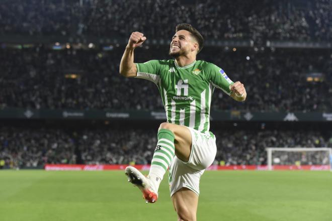 Álex Moreno celebra su gol a la Real Sociedad (Foto: Kiko Hurtado)