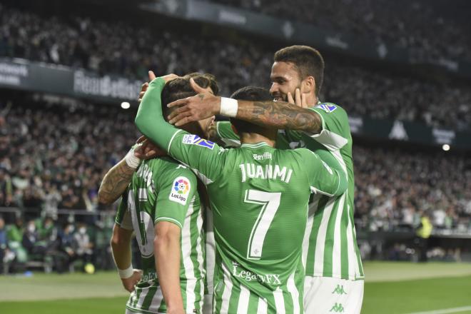 Juanmi y Willian José celebran un gol del Betis contra la Real Sociedad (Foto: Kiko Hurtado)