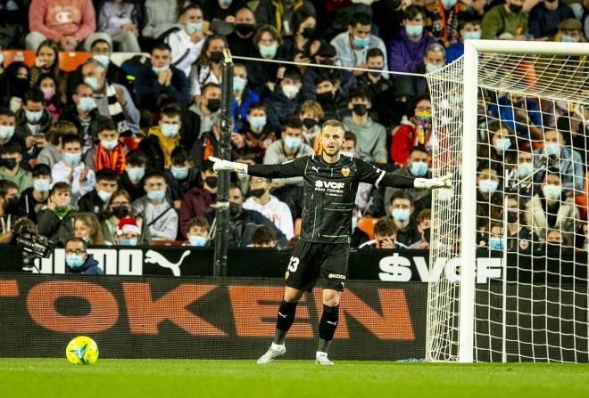 Cillessen defiende la portería del Valencia ante el Elche (Foto: Valencia CF).