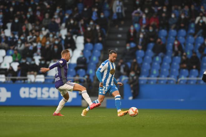 Héctor Hernández conduce el balón ante el Valladolid B (Foto: RCD).