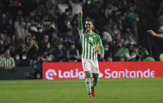 Juanmi celebra sonriente su gol ante la Real Sociedad (Foto: Kiko Hurtado).