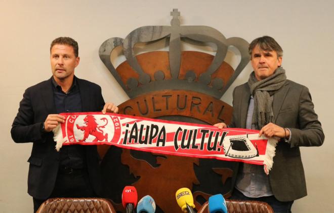 Curro Torres, presentado con la Cultural y Deportiva Leonesa.