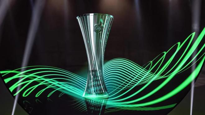 El trofeo de la Conference League, en la sede de la UEFA en Nyon.