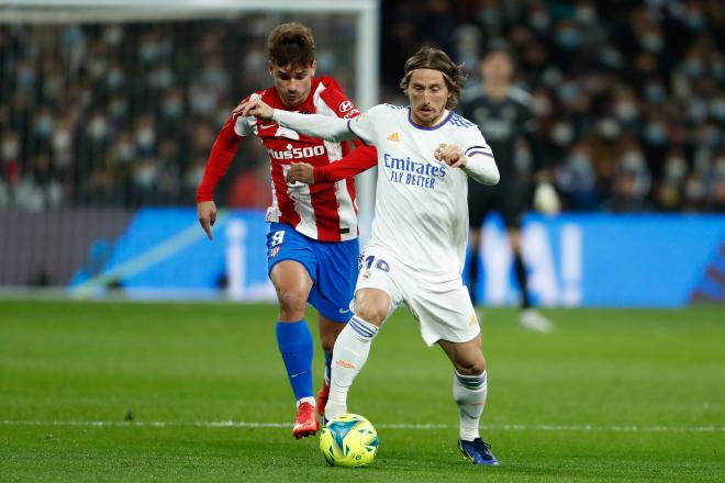 Griezmann corre tras Luka Modric en el derbi Real Madrid-Atlético de Madrid (Foto: Cordon Press).