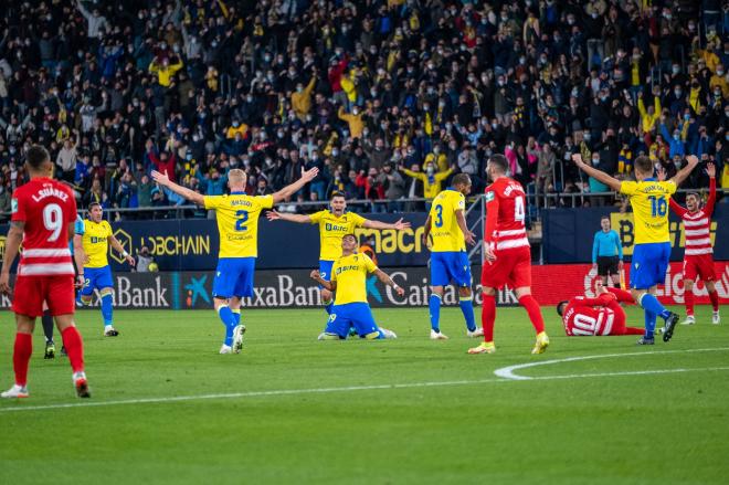 Los jugadores del Cádiz celebran el gol de Arzamendia ante el Granada (Foto: Cristo García).