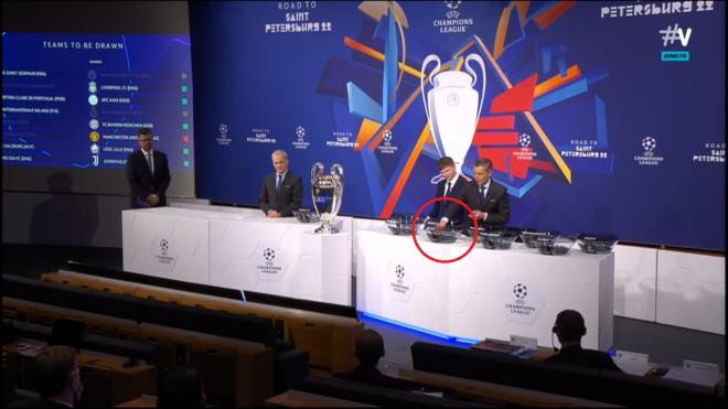 Michael Heselschwerdt coge la bola del Liverpool para el Atlético de Madrid.