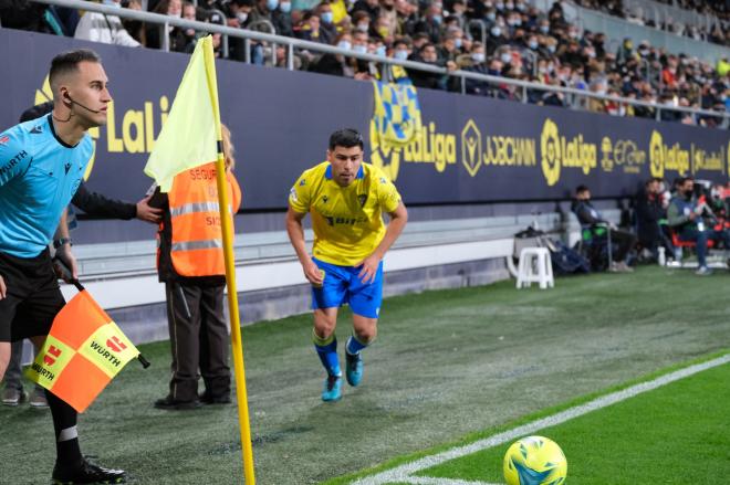 Tomás Alarcón saca un córner en el Cádiz-Granada (Foto: Cristo García).