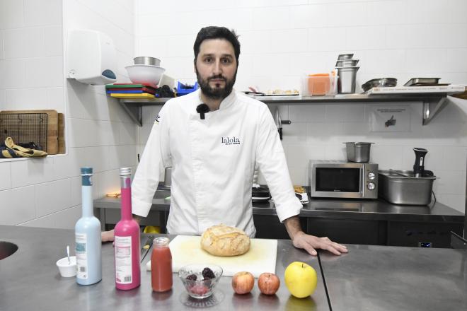 El chef Javi Abascal, junto a los productos andaluces saludables con los que preparar el desayuno andaluz.