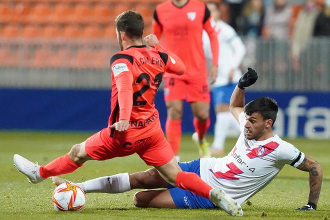 Iván Calero pelea un balón ante un rival del Rayo Majadahonda en Copa (Foto: RM).