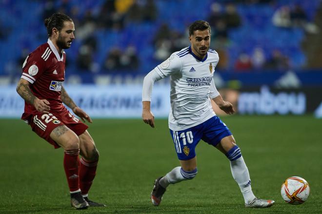 Javi Ros en una acción en el Real Zaragoza-Burgos (Foto: Daniel Marzo). 