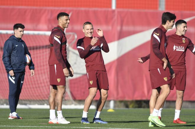 Augustinsson y Diego Carlos, en el entrenamiento de este martes (Foto: Kiko Hurtado).